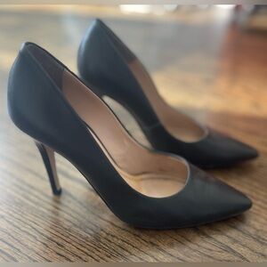 Women's shoes with heels. Brand Why. Size 37 (USA  6.5). Grey color